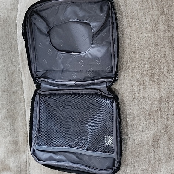 Vera Bradley Lighten Up Wipes Pouch In Stellar Paisley NWT - Picture 3 of 4